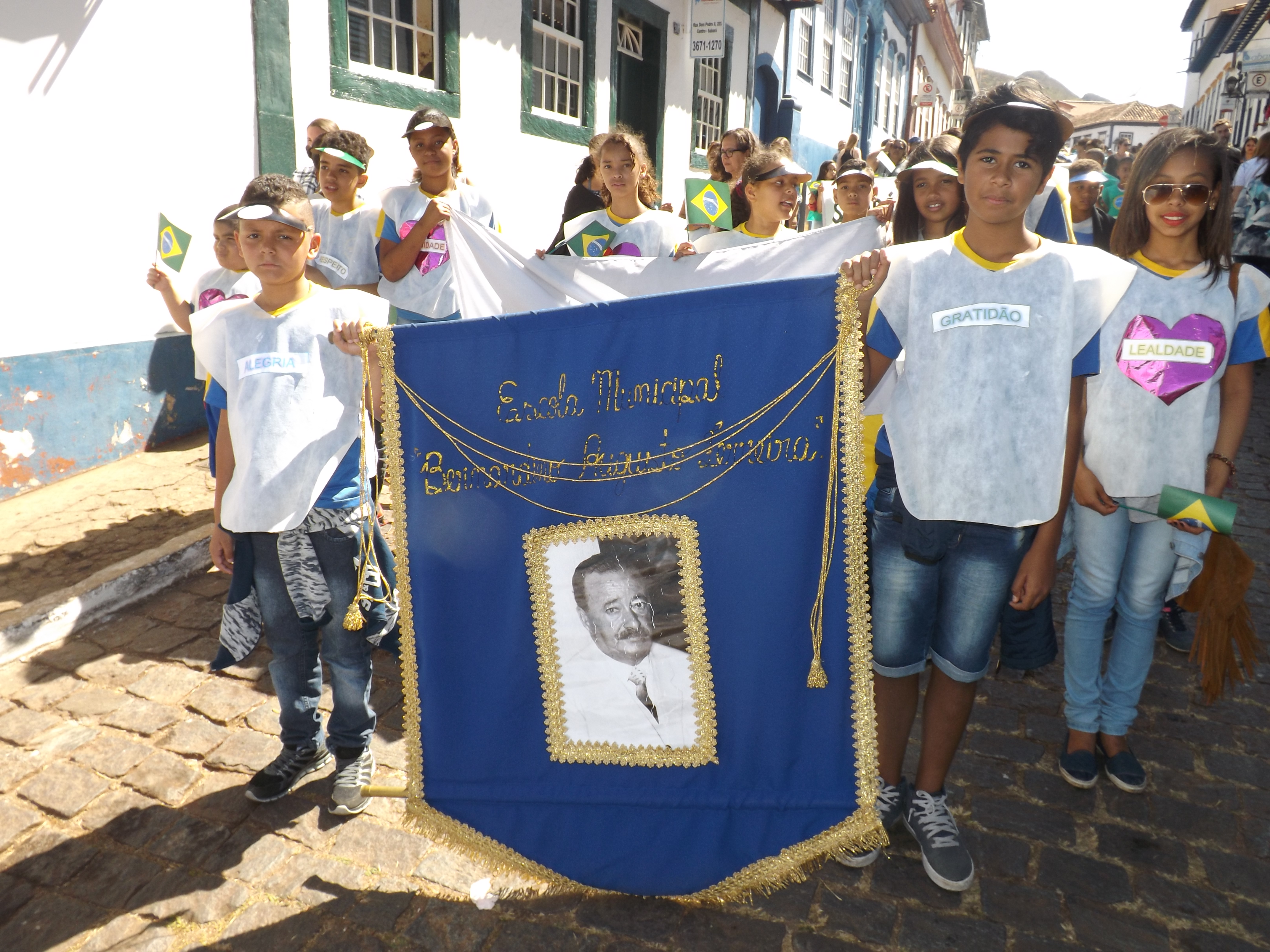 Durante o desfile de 7 de Setembro escolas municipais mostram a importância do resgate dos valores
