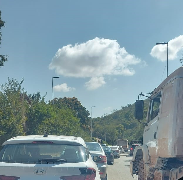 Motoristas reclamam de retenção de tráfego na estrada de Sabará por mais de 1 hora