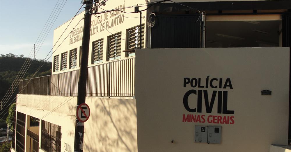 Pai tortura filho com deficiência e obriga ele a furtar