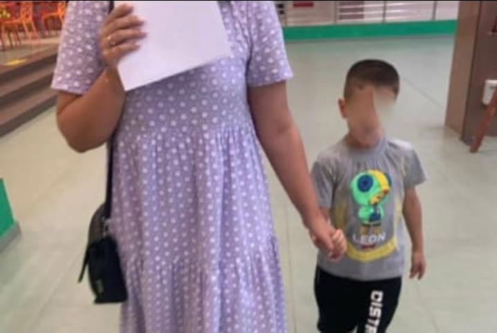 Mulher é flagrada tentando vender o filho em shopping