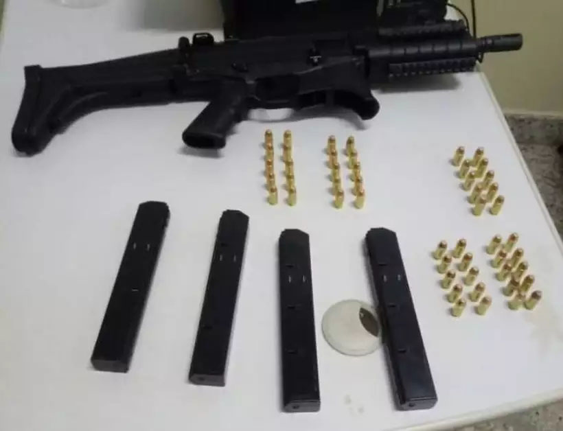 Casal é preso com carabina .40 comprada em Sabará