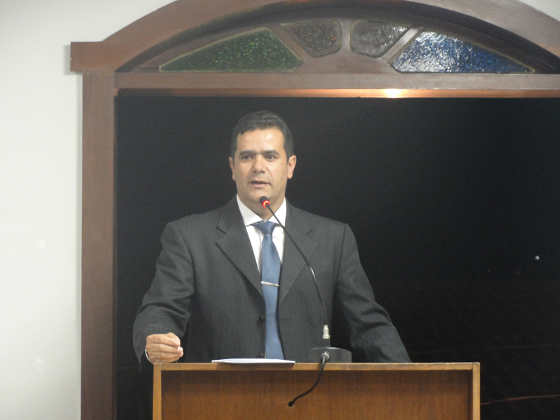 Vereador denuncia superfaturamento na compra de cestas natalinas 