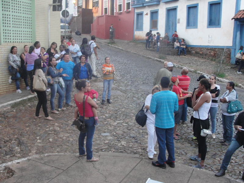 Protesto de servidores contratados marca reunião da Câmara