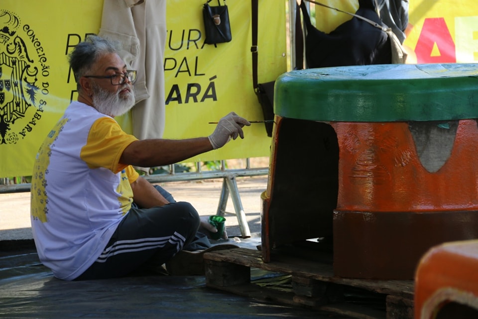 Voluntários participam de oficina para produzir casinhas para os animais de rua em Sabará