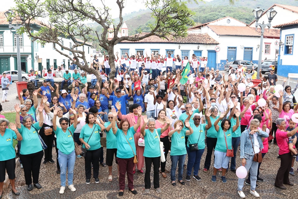 Idosos participam de caminhada para celebrar o dia nacional do idoso e o dia internacional da terceira idade em Sabará