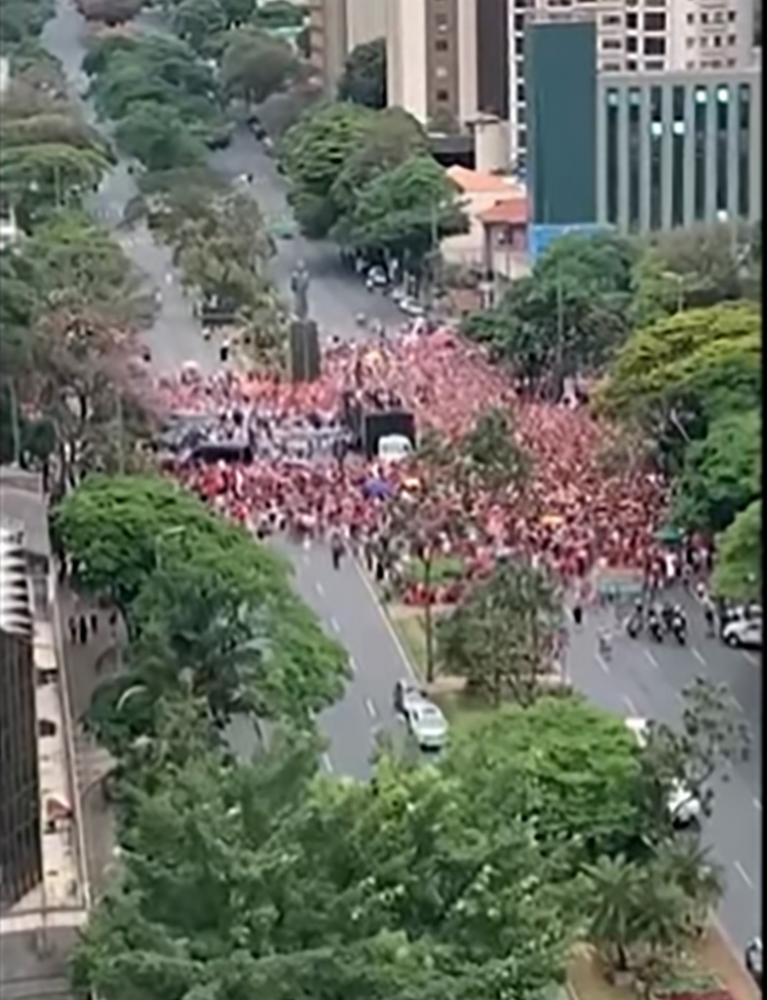 Ato de Lula em Belo Horizonte tem pouco público 