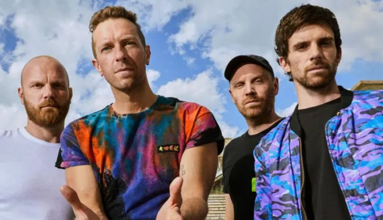 Fãs passam noite na fila para comprar ingressos do show do Coldplay