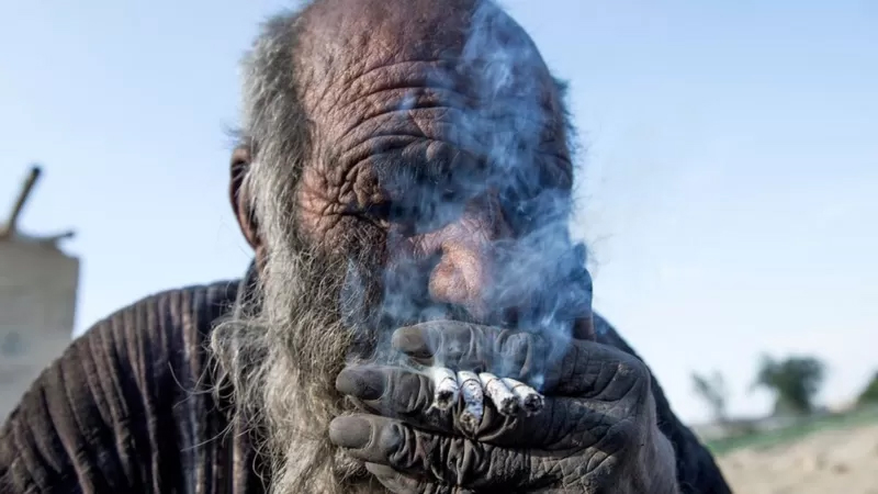 'Homem mais sujo do mundo' morre aos 94 anos após 1º banho em mais de meio século