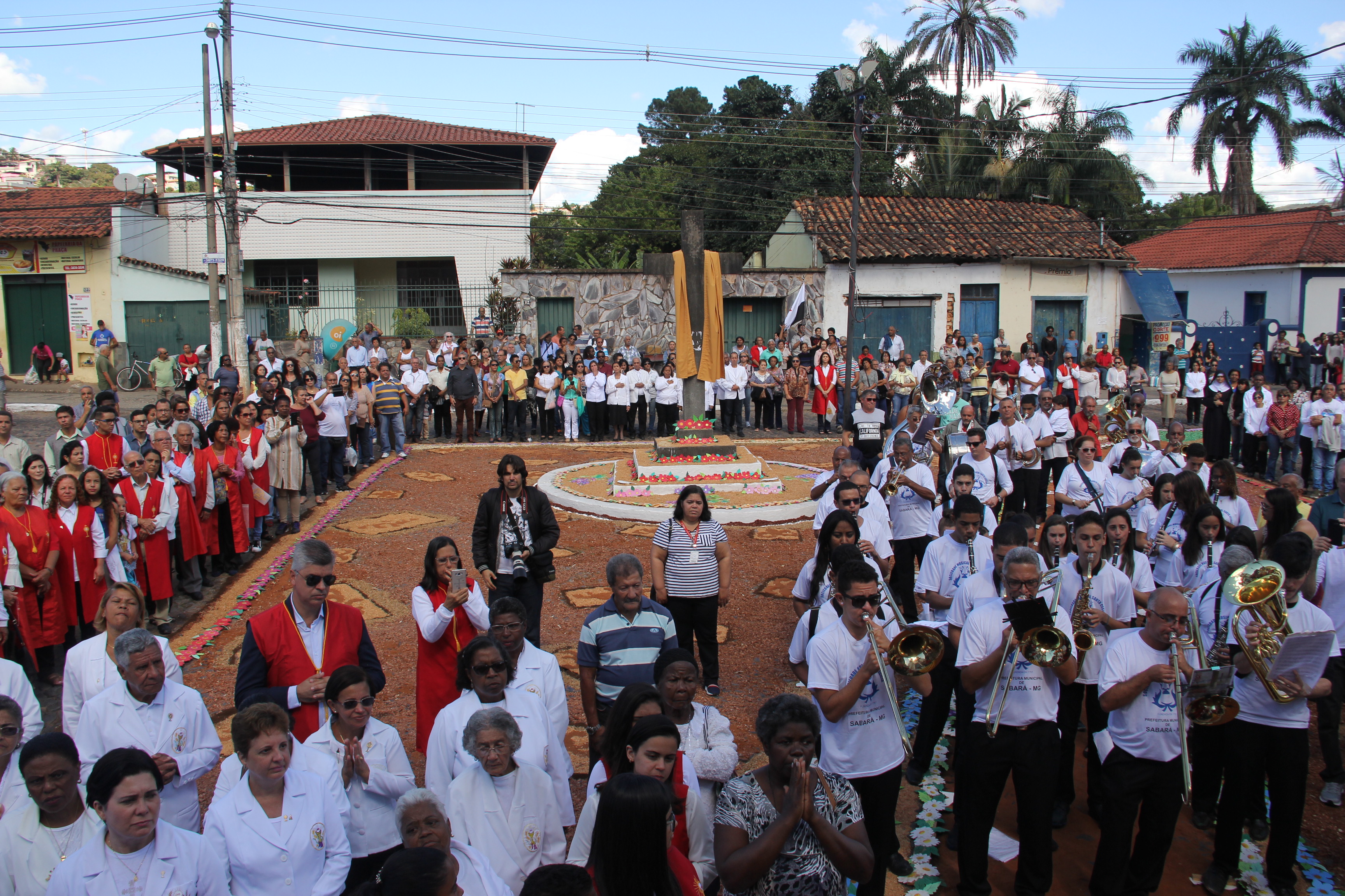 Fiéis celebram o “Corpo de Cristo”