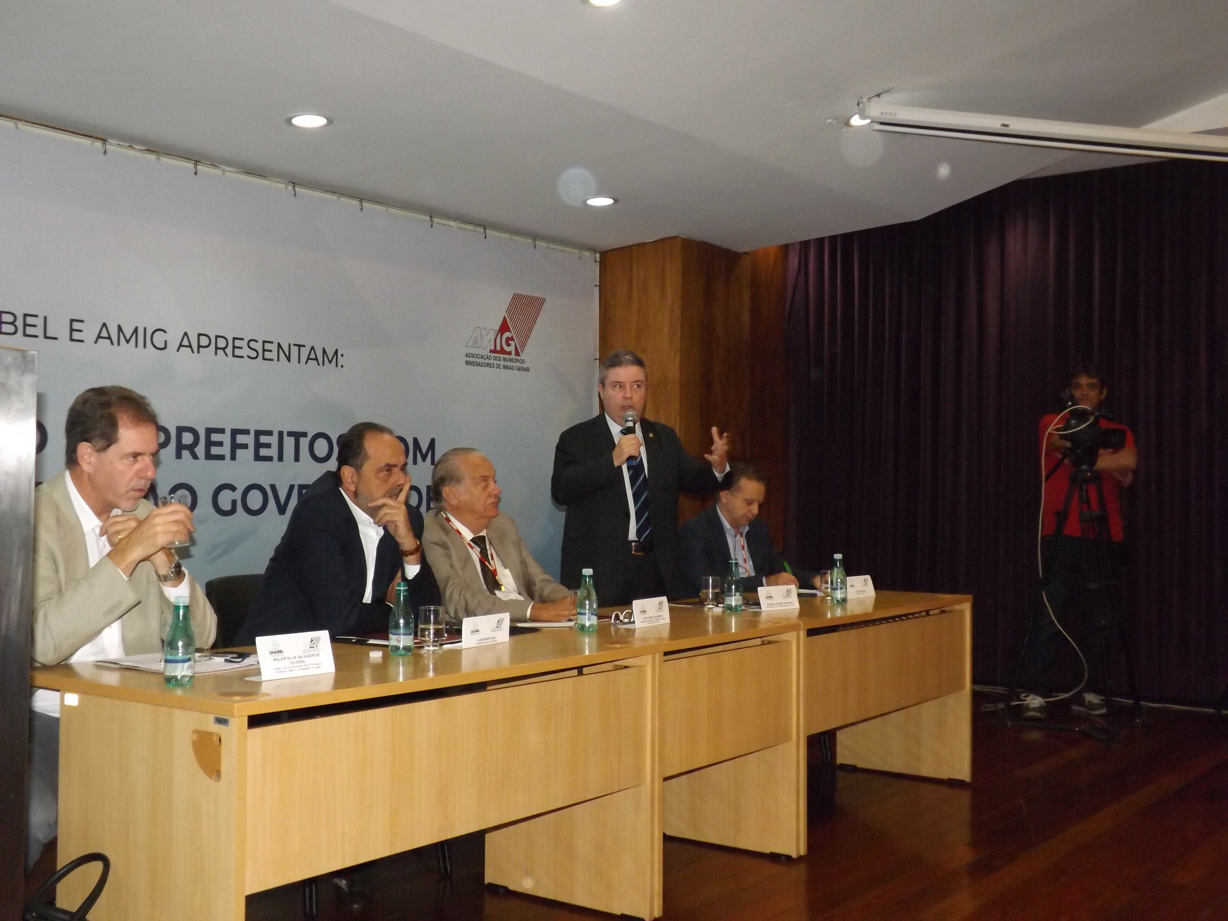 Pré-candidatos ao Governo de Minas se encontram com prefeitos da grande BH