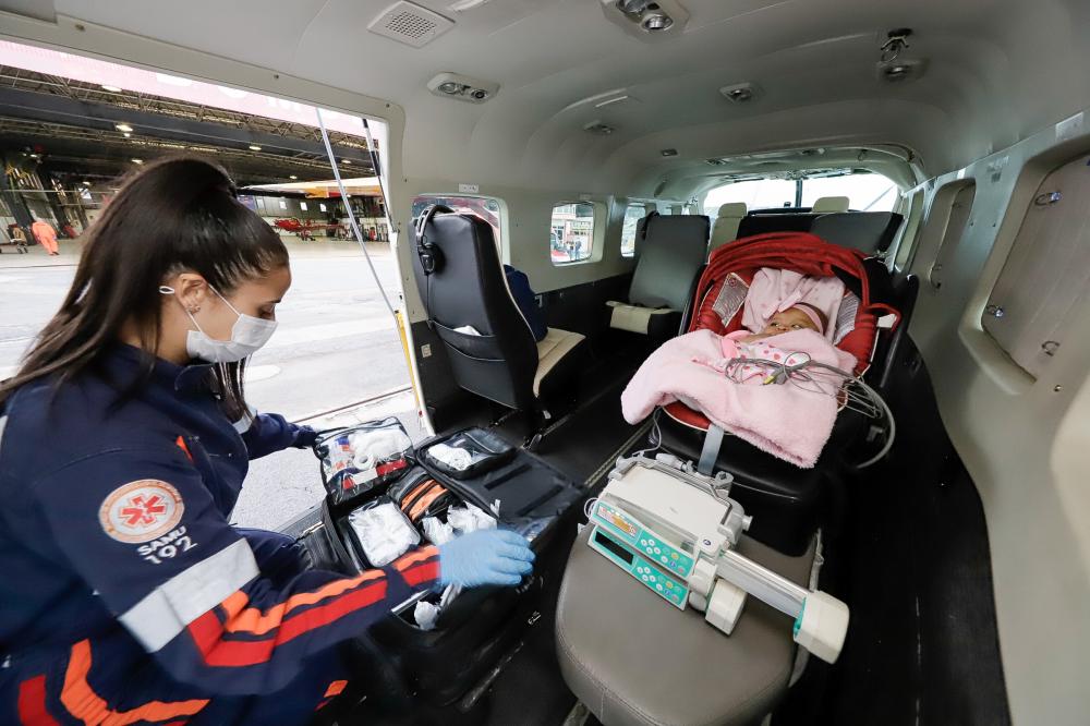 Bombeiros transportam bebê mineira com síndrome de intestino curto para Porto Alegre