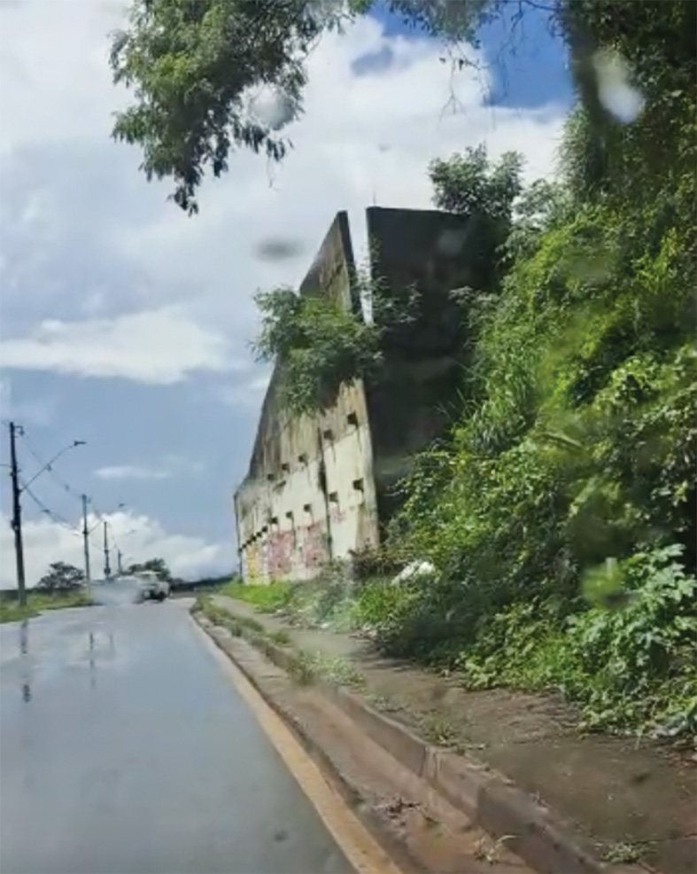 Muro coloca em risco pedestres e motoristas em Sabará. 
