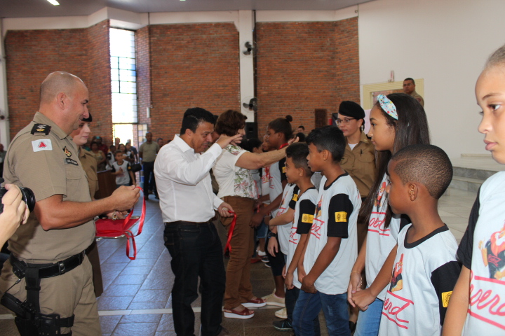 Alunos de escolas municipais e estaduais concluem curso do Proerd