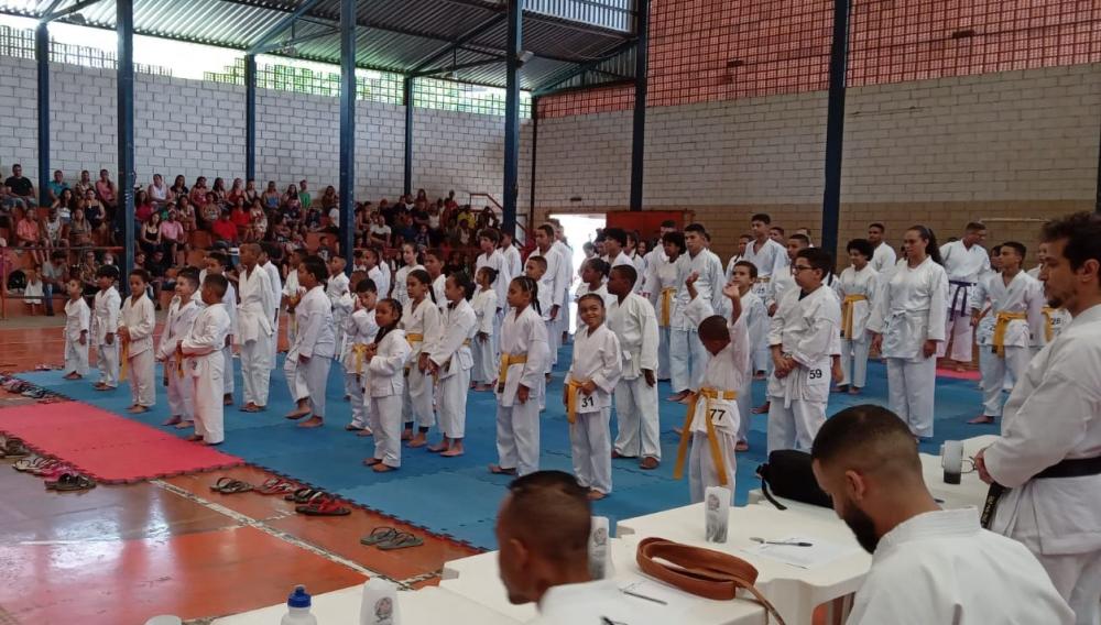Praça de Esportes recebe jovens karatecas