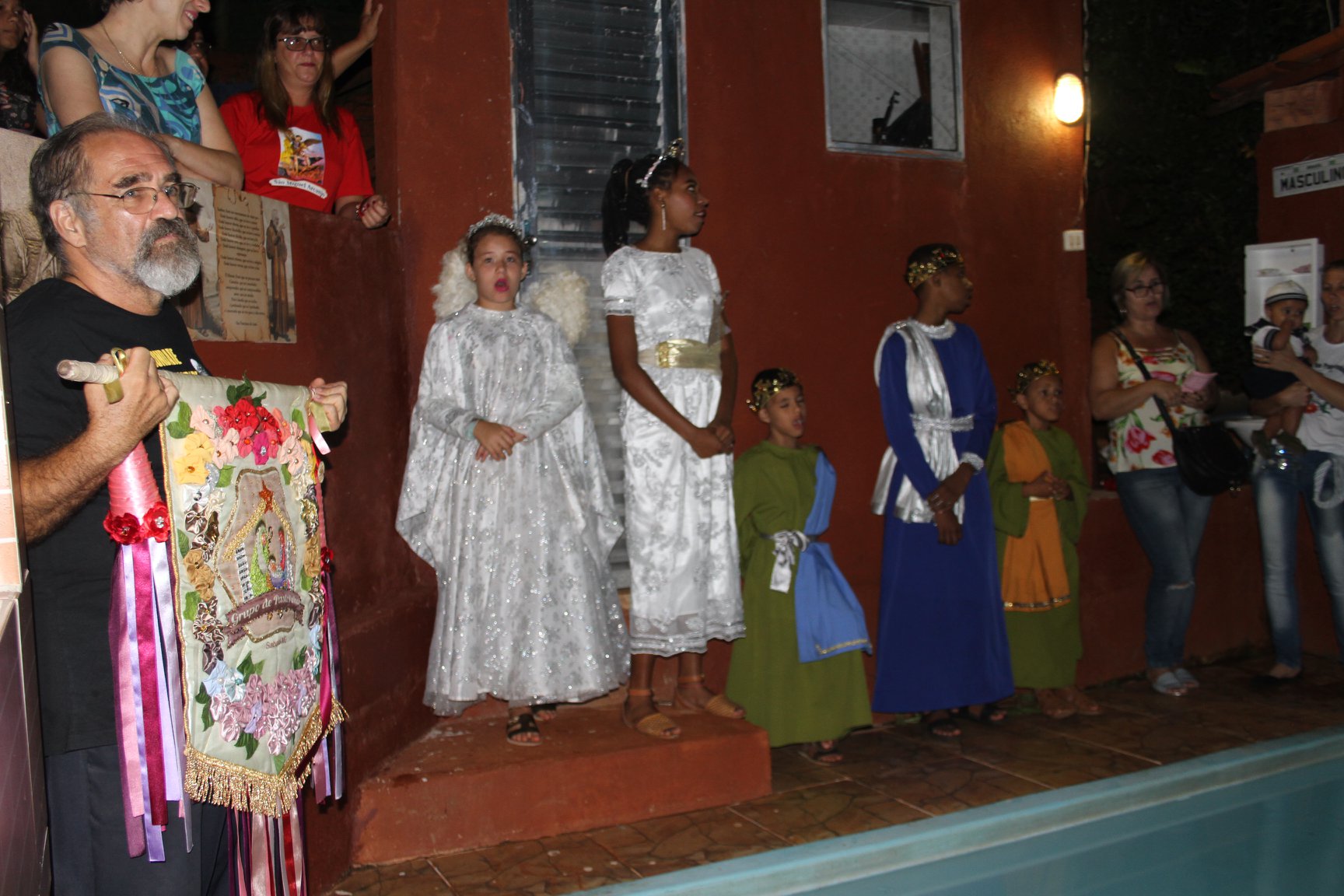 Folia de Reis e Pastorinhas se apresentam por toda cidade
