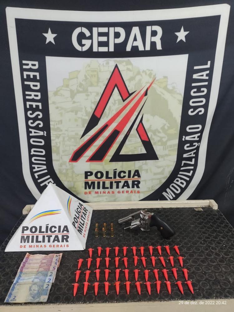 Homem com diversas passagens policiais por Homicídio e Tráfico de Drogas é preso com arma e drogas