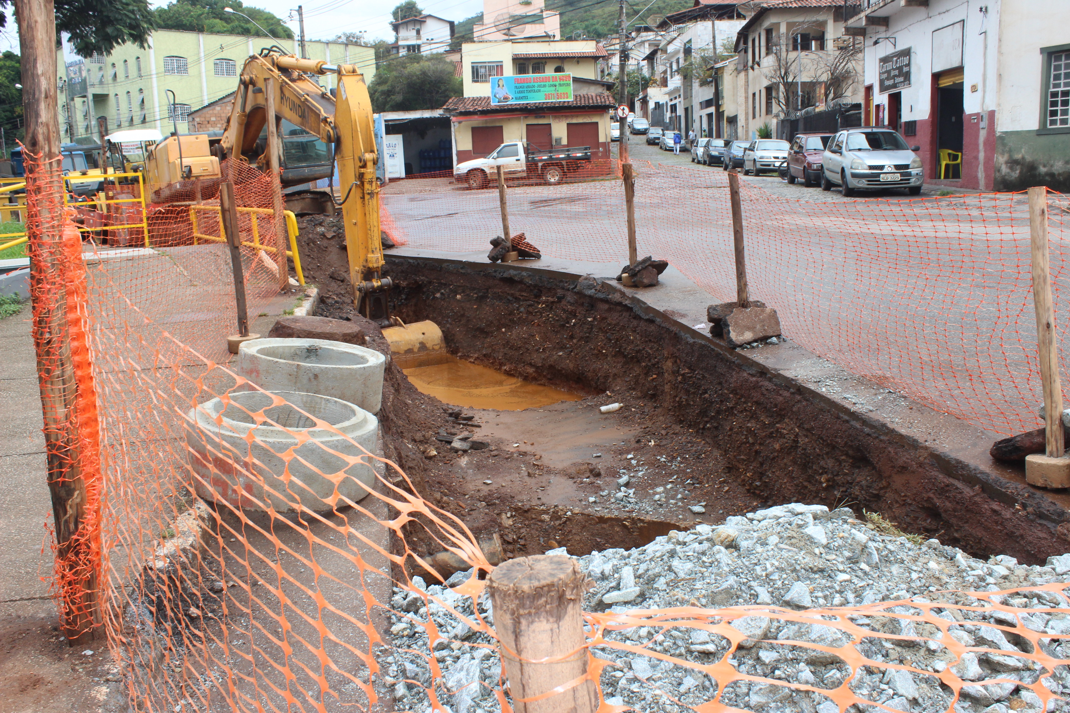 Obras de esgotamento da Copasa continuam intensas na cidade