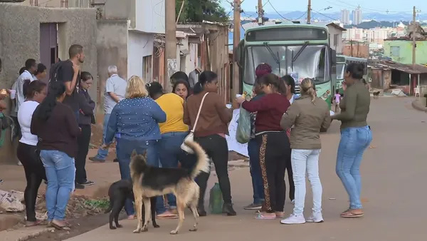 Moradores do bairro Castanheiras, protestam e reclamam da linha 9030