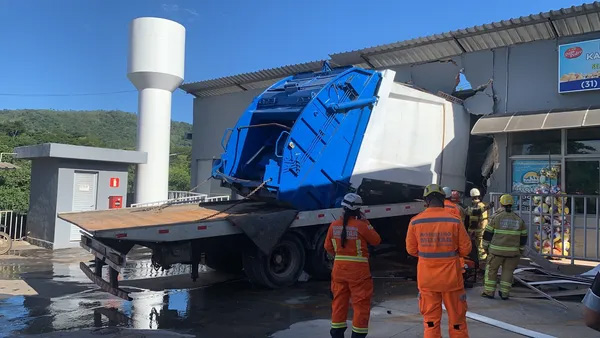 Caminhão invade restaurante na BR-381, em Ravena, e quatro pessoas ficam feridas