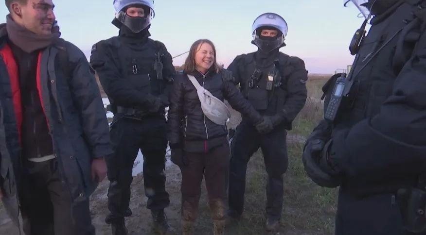 Greta Thunberg dá risada ao ser detida pela polícia
