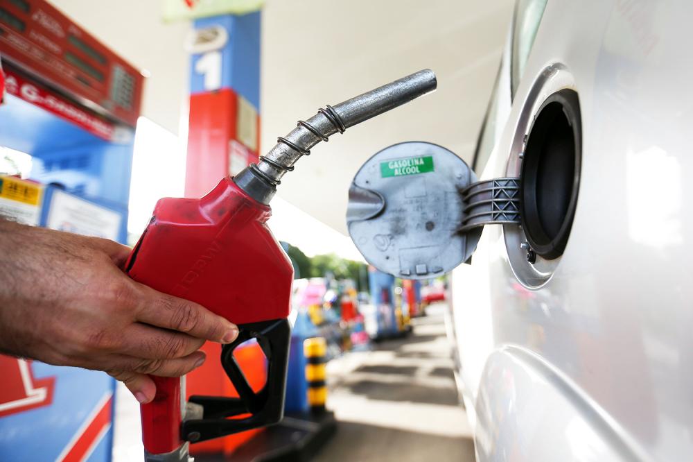 Petrobras anuncia aumento de 7,47% no preço da gasolina a partir de amanhã.