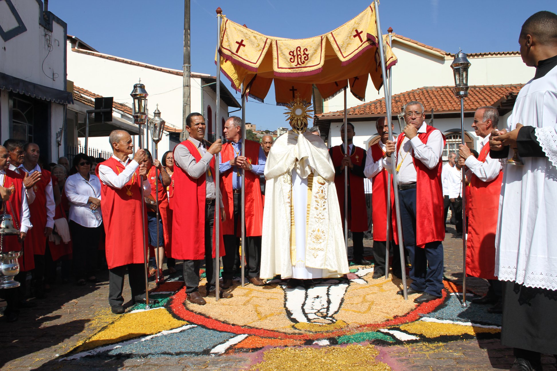 Tradicionais tapetes marcam celebração de Corpus Christi