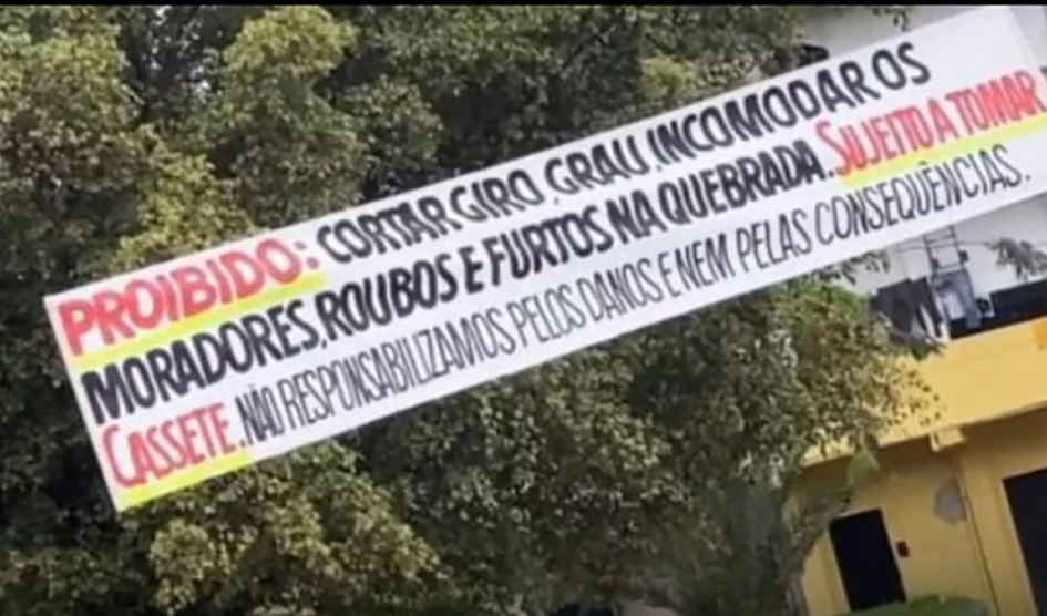 Faixa inusitada colocada na Praça do bairro Fátima dá aviso a motoqueiros: 