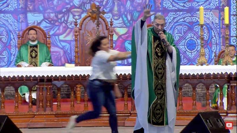  Padre Marcelo Rossi leva empurrão e cai de palco durante celebração
