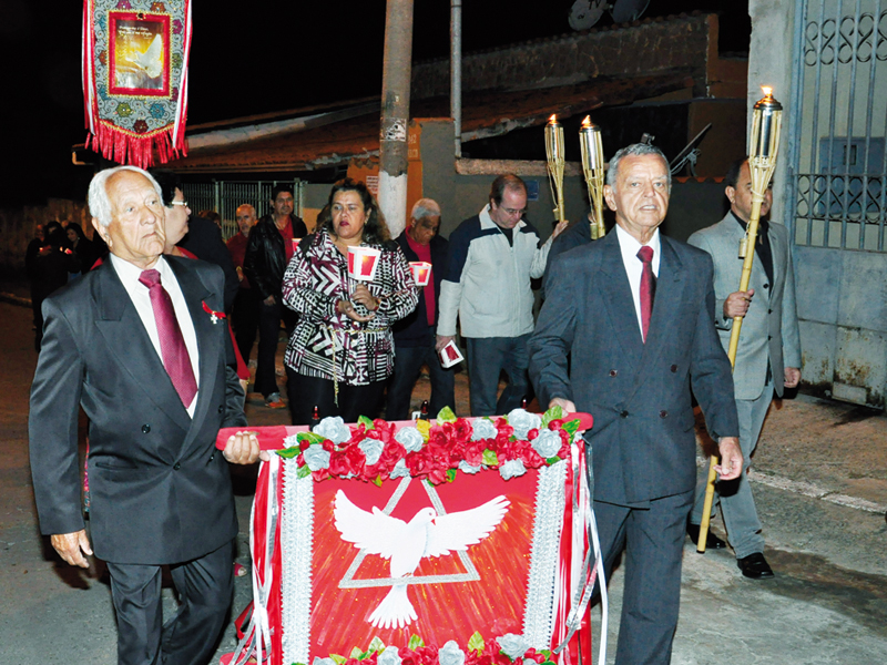 Fiéis celebram o Divino Espírito Santo
