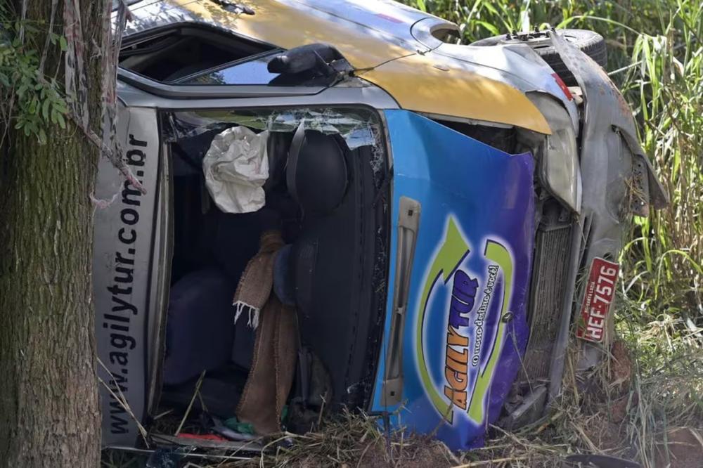 Uma van escolar tombou e bateu em uma árvore no final da manhã desta terça-feira (14), em Santa Luzia