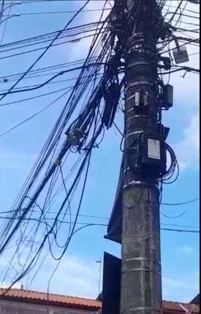 O descaso dos fios soltos nos postes da cidade!