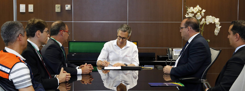 Zema assina decreto que beneficia pequenas empresas atingidas pelas chuvas