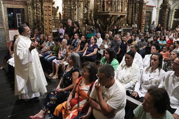Fiéis celebram Santa Ceia, Lava-pés e a Instituição da eucaristia