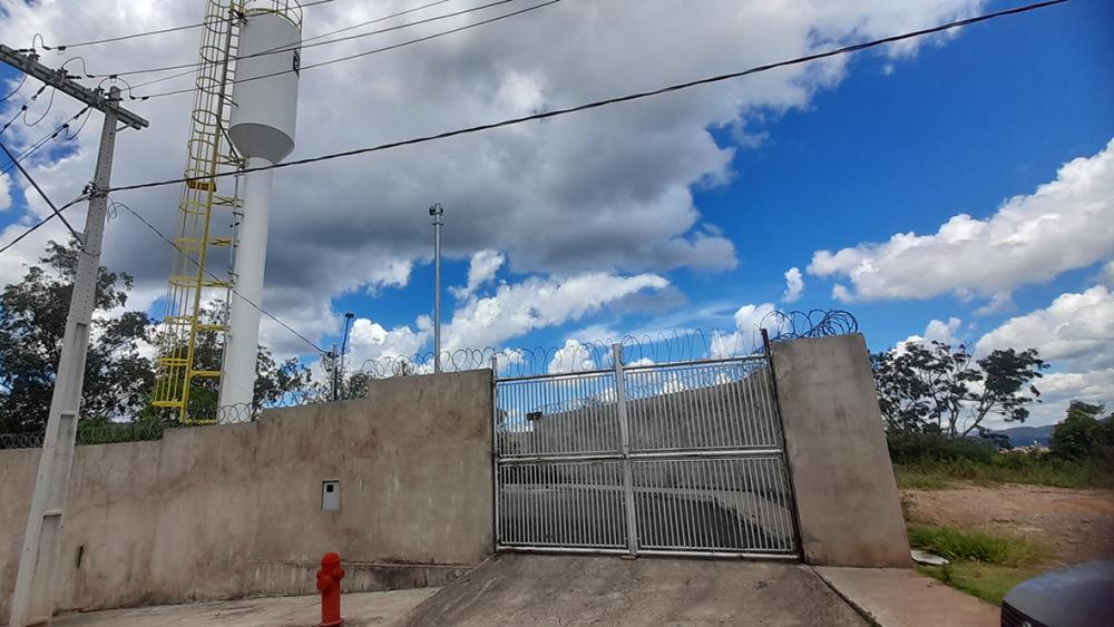 Proprietários de lotes do Bairro Serranos em Sabará cobram explicações de construtora para liberação do serviço de água e esgotamento na região