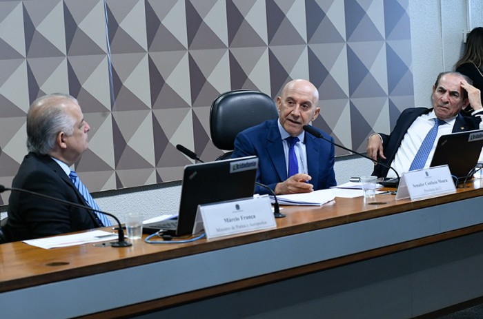 Ministro defende foto de mala no check-in para evitar troca criminosa de bagagem