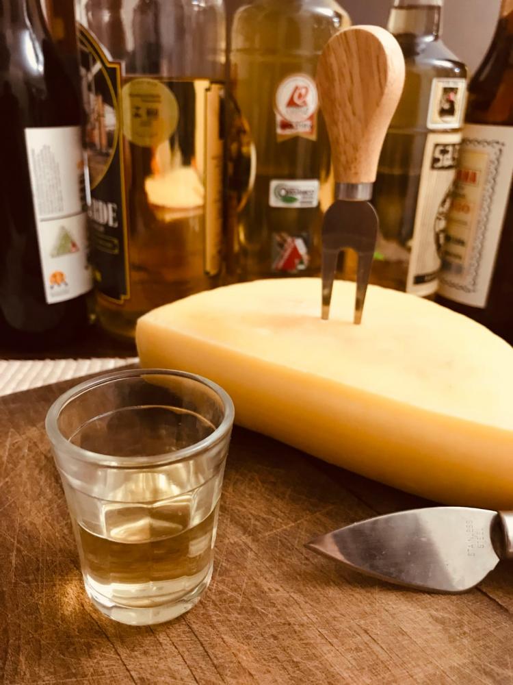 Ei você, gosta de uma “branquinha”, da “amarelinha”, ou da “marvada”? Isso mesmo, estamos falando dela, a cachaça.