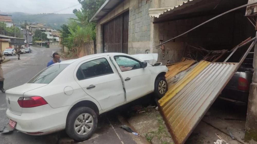 Idoso perde controle de táxi, bate no portão de garagem e morre em Sabará