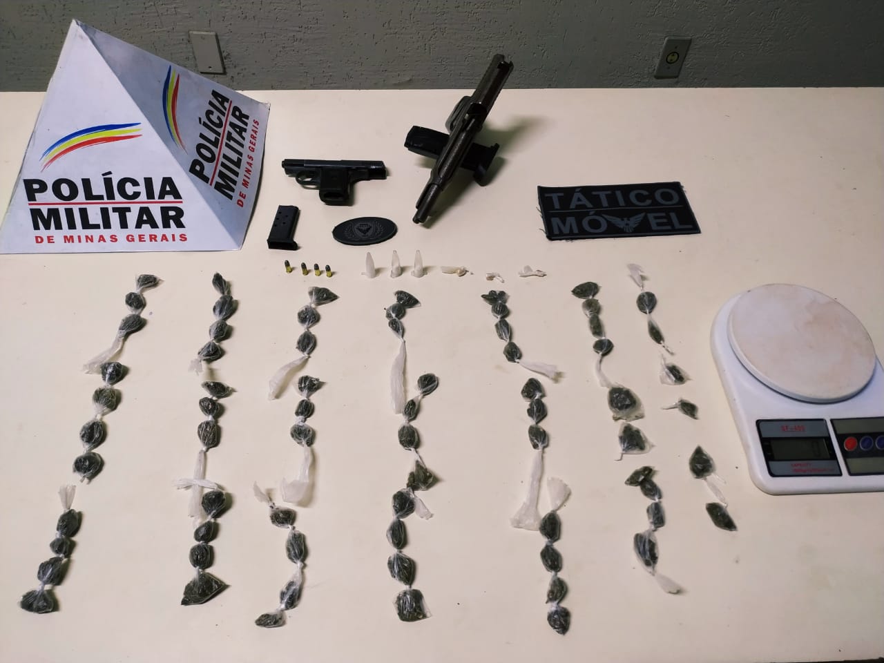 PM encontra armas e drogas em barracão