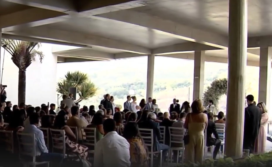 E o casamento comunitário no cemitério? Foi um sucesso!