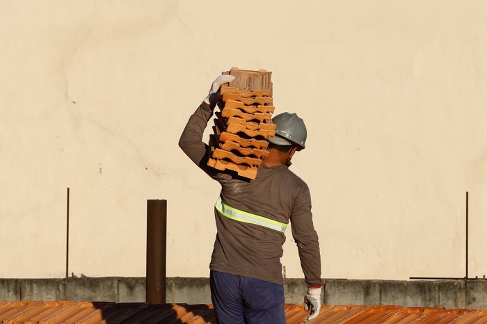 CNI: indústria da construção está empregando mais no país