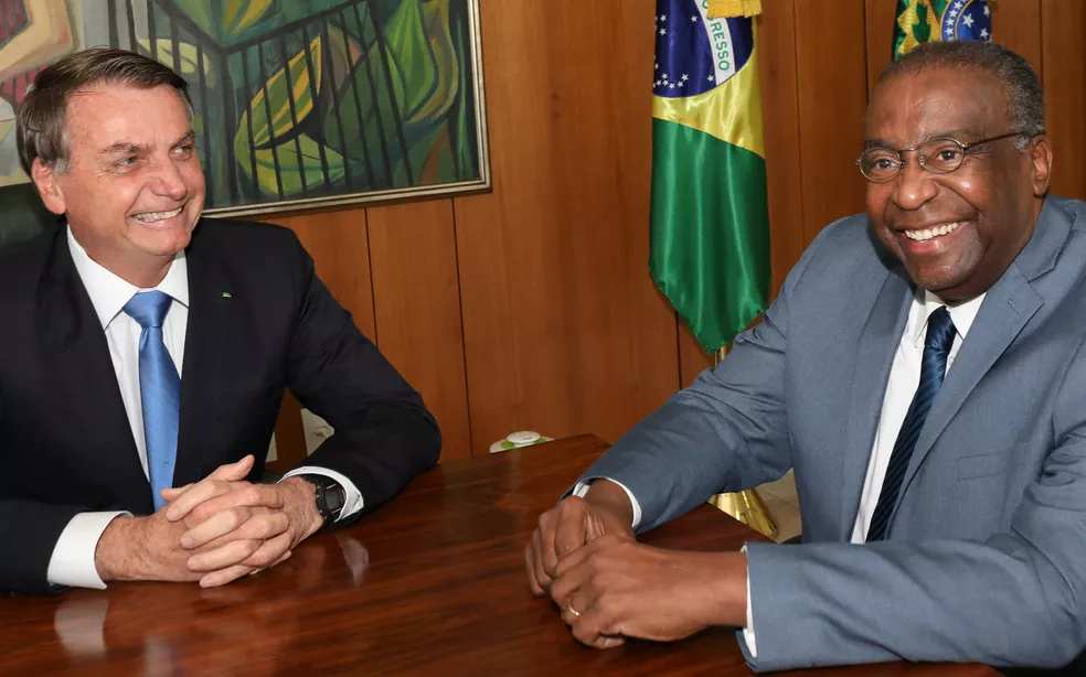 Governo adia posse de ministro da Educação 