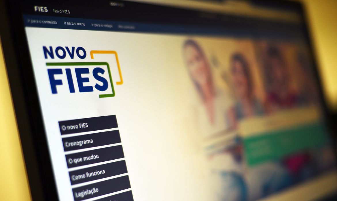 Estudantes com FIES já podem suspender parcelas no BB