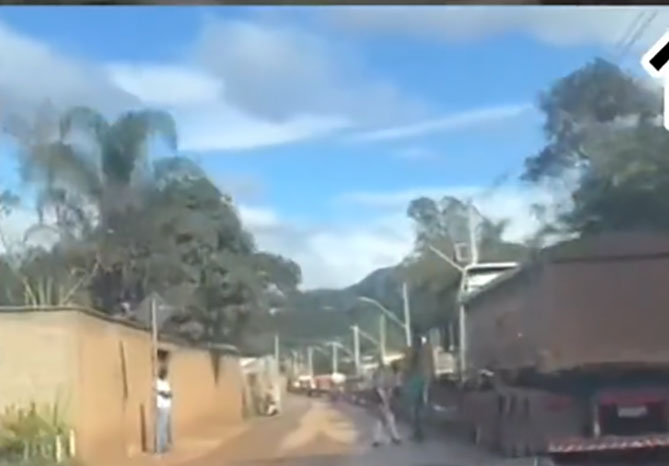 Deputada Duda Salabert denuncia sobrecarga de caminhões de minério na ponte Saldanha Marinho em Sabará