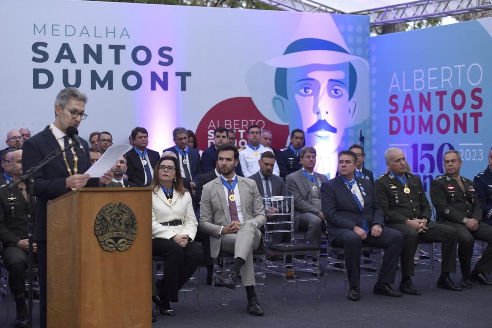 Parlamentares da ALMG recebem a medalha Santos Dumont