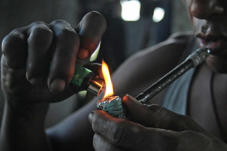 Governo de Minas vai investir R$ 10 milhões em vacina para o tratamento de cocaína e crack