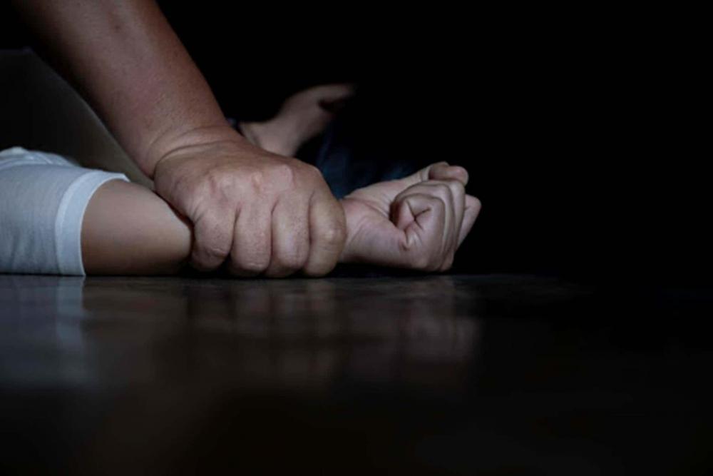 Mulher com HIV é presa por fazer orgia com filha e abusar sexualmente de três menores