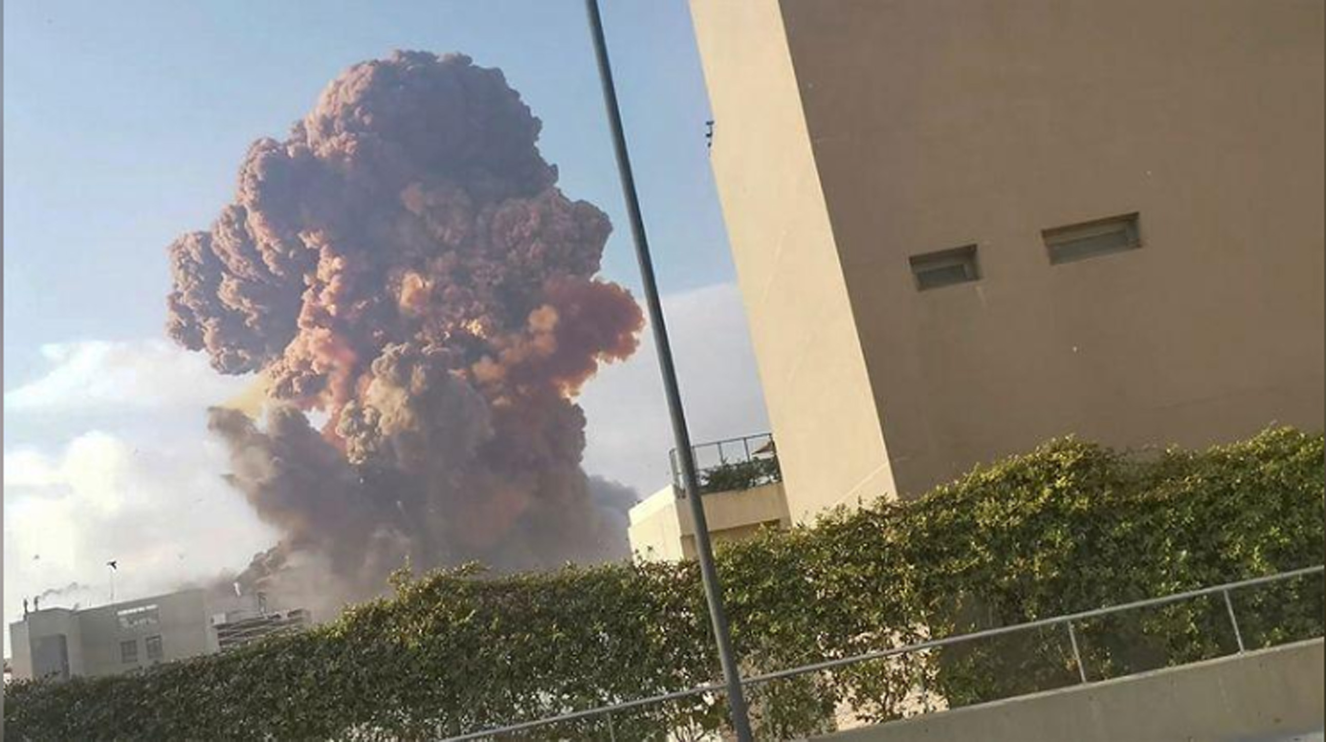 Grande explosão atinge área portuária de Beirute;