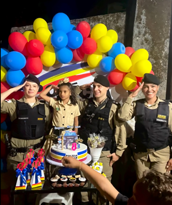 Criança ganha aniversário com o tema de seus heróis: a Polícia Militar de Minas Gerais