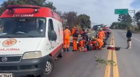 Homem tem a perna esmagada após ser atropelado por carreta na BR-381 em Sabará