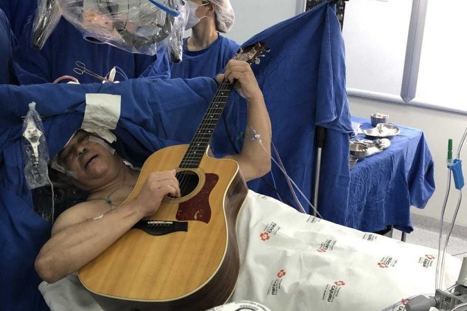 Paciente canta e toca violão durante cirurgia para retirada de tumor no cérebro